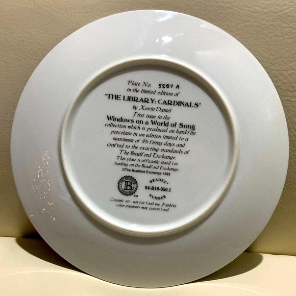 🌟 Limited Edition 🌟 “The Library: Cardinals” Collector’s Plate - Picture 3 of 4